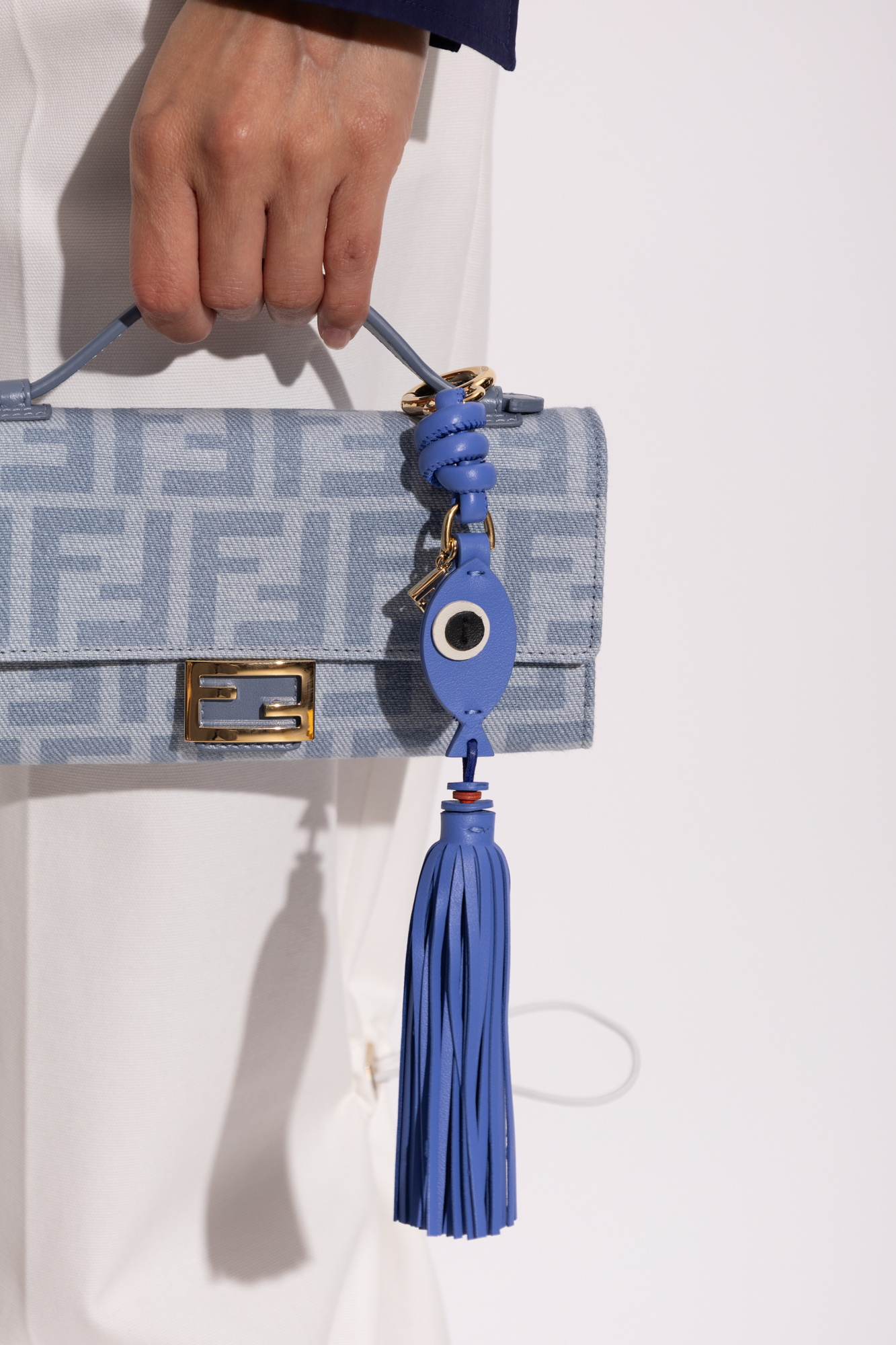 Fendi ブルーベルベットキーケース ナノ バケット Fendi ブルー